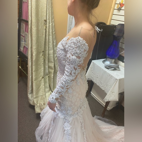 Wedding gown - Picture 3 of 10